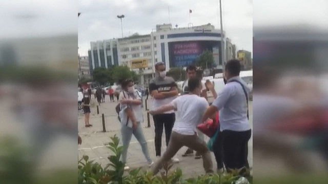 Kadıköy'de bir kadına laf atarak rahatsız eden kişi vatandaşlardan meydan dayağı yedi