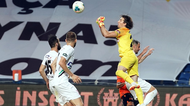 Denizlispor Kalecisi Tolgahan Acar'ın Başakşehir maçındaki performansı beğenilmedi.
