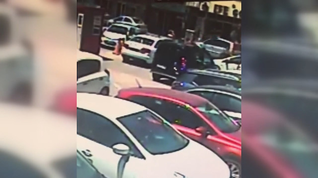 Aracın içindeki para dolu çantayı çalan iki hırsız kadın kılığında yakalandı