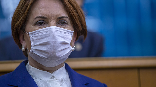 İYİ Parti Genel Başkanı Meral Akşener, koronavirüs tedbirleri kapsamında konuşması haricindeki süre içinde maske taktı. 