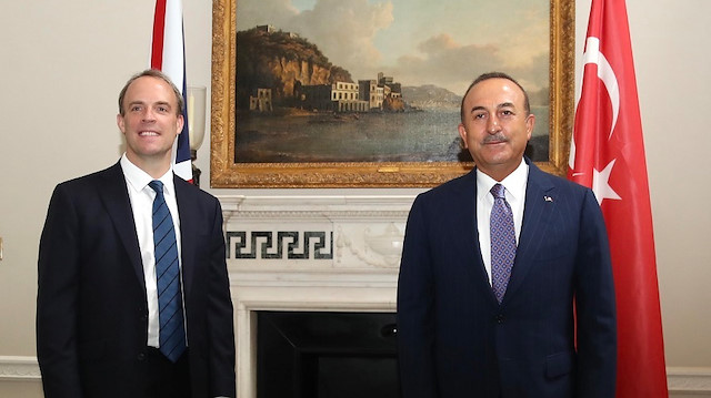 وزيرا خارجية تركيا وبريطانيا يبحثان العلاقات الثنائية