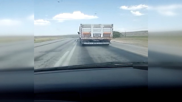 Aşırı hız yapan kamyon şoförü ambulansa yol vermedi