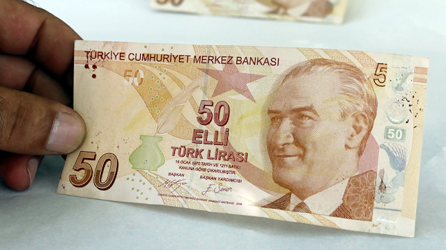 Konyaaltı ilçesinde özel iş yerinde çalışan Mustafa Şahin'in elinde bulunan 50 TL'lik banknot, diğer paralardan farklılığıyla dikkati çekiyor. 