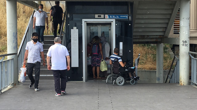 Engelli vatandaş dakikalarca asansöre binemedi. 
