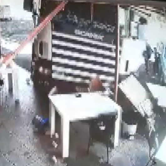 Freni boşalan TIR, lokantaya girdi: Müşteriler ölümden döndü