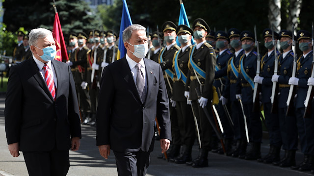 Ukrayna Savunma Bakanı Andriy Taran tarafından karşılanan Bakan Akar için askeri tören düzenlendi. 