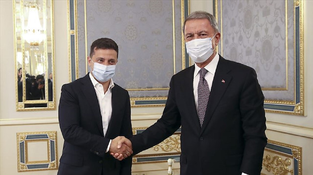 وزير الدفاع التركي يلتقي الرئيس الأوكراني في كييف