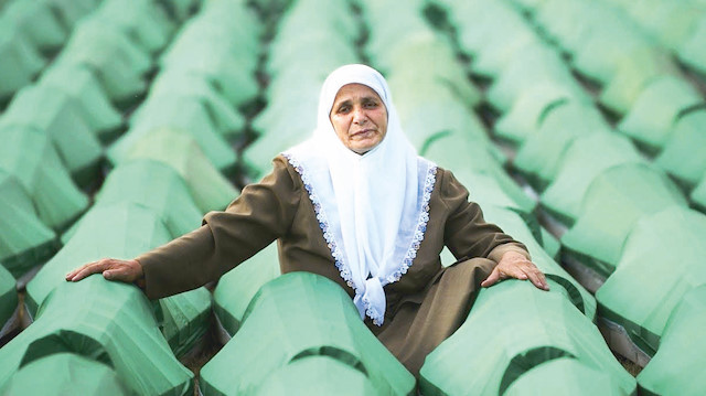 Srebrenitsa’nın 11 Temmuz 1995’te Ratko Mladic komutasındaki Sırp birliklerce ele geçirilmesinin ardından başlayan, kısa zaman içinde en az 8 bin 372 Boşnak sivilin hunharca öldürüldüğü soykırım, sadece kurban ailelerinin değil tüm Boşnak ulusunun da en derin yarası olarak kabul ediliyor.