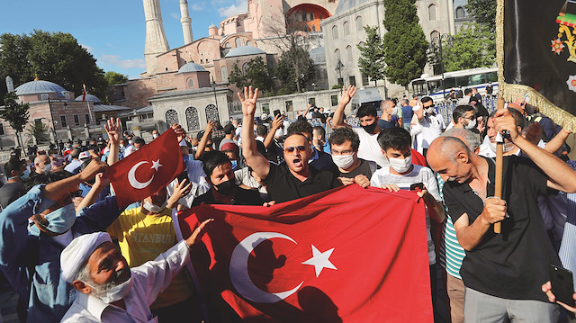 Ayasofya’ya akın eden vatandaşlar ellerinde Türk bayraklarıyla tekbir getirdiler.