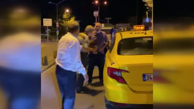 İstanbul'un göbeğinde taksici rezaleti: Bunu da çek deyip cinsel organını gösterdi