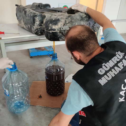 Aracın benzin deposundan 153 kilo bal çıktı