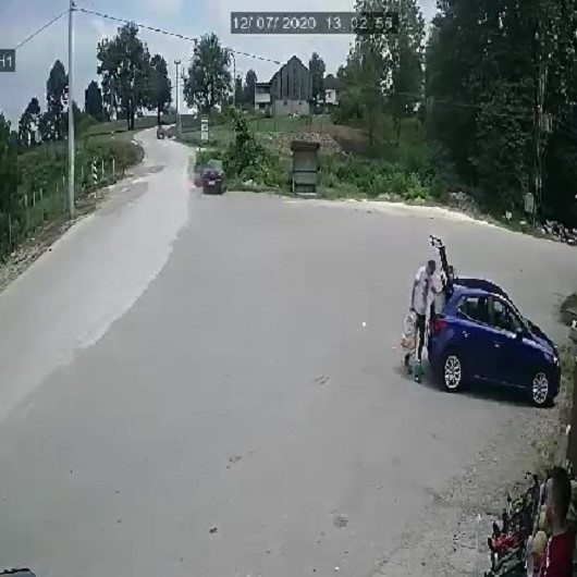 Sürücünün bir anlık dalgınlığıyla otomobil köprünün yanından dereye uçtu