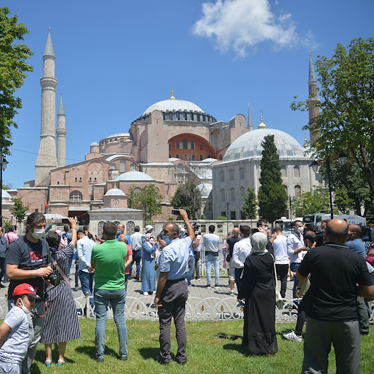 Heyecanlı bekleyiş: Vatandaşlar akın akın Ayasofya Camii önüne gidiyor