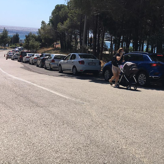 Gökçeada ve Bozcaadaya gidecek tatilciler, feribot iskelesinde araç kuyruğu oluşturdu
