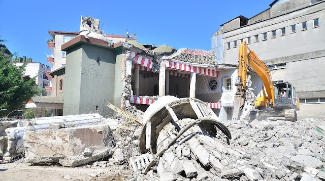 Kıblesi 18 derece yanlış olan caminin yıkım çalışmalarına başlandı.