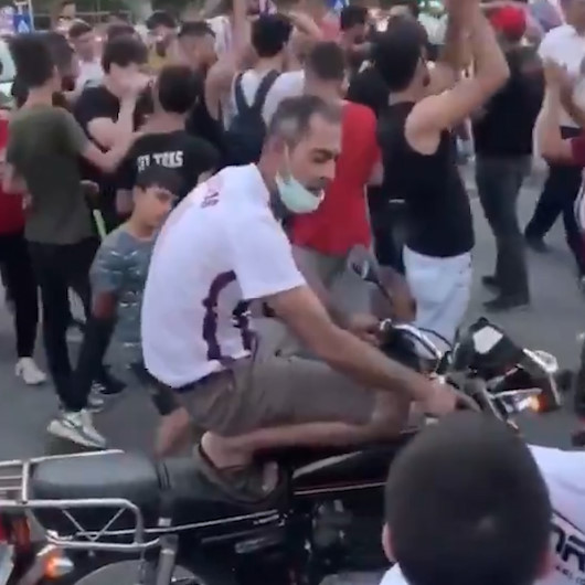 Hataysporun Süper Lige çıkmasını kutlayan vatandaşlardan biri motosikletinin üzerine çıkarak kendinden geçti
