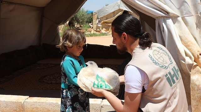 "الإغاثة الإنسانية" التركية توزع 78 مليون رغيف خبز في إدلب