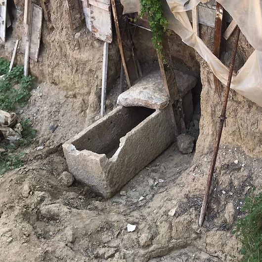 İzmirde inşaat kazısında tesadüfen bulundu: 2 bin yıllık altın taç ve mezar kalıntıları dikkatleri üzerine çekti