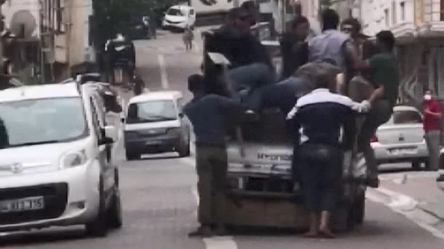 Esenyurt'ta bir kamyonet dolusu adamla kovaladıkları kişiyi yakalayıp bıçakladılar