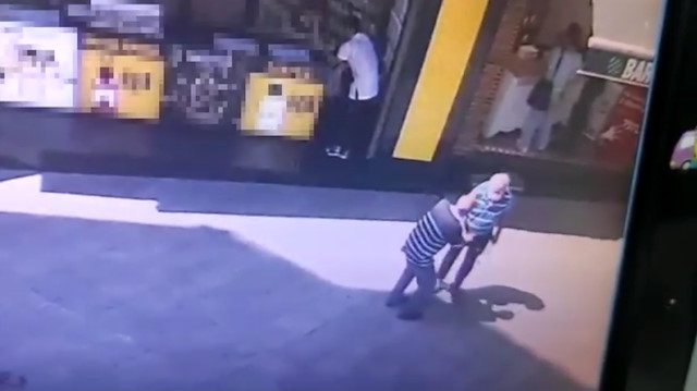 Yaşlı adamı tanıyor gibi yaparak cep telefonunu çalan yankesici kamerada
