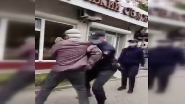 Ukrayna'da maske takmayan yaşlı adama polis şiddeti