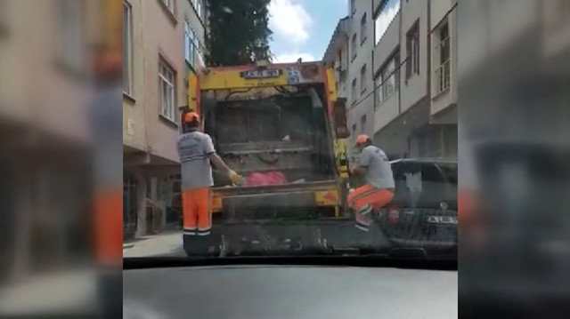 Bağcılar'da çöp kamyonundaki işçiler müziğin ritmiyle hem dans etti, hem işini yaptı