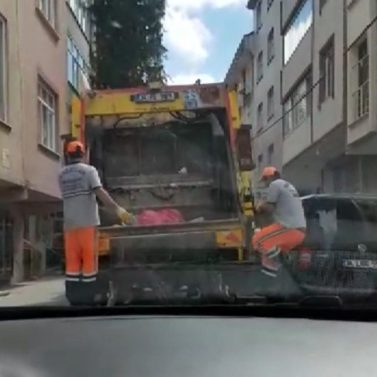 Bağcılarda çöp kamyonundaki işçiler müziğin ritmiyle hem dans etti, hem işini yaptı