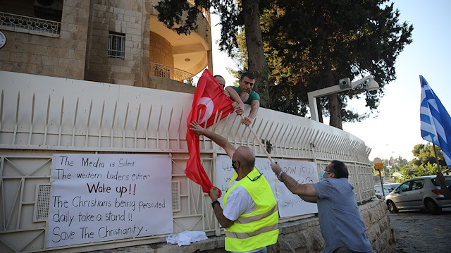 بينهم عسكري إسرائيلي.. "مجموعة" في القدس تحرق العلم التركي
