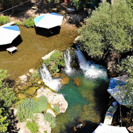 Tatile çıkamayanların yeni rotası oldu: Hem yüzdüler hem de piknik yaptılar