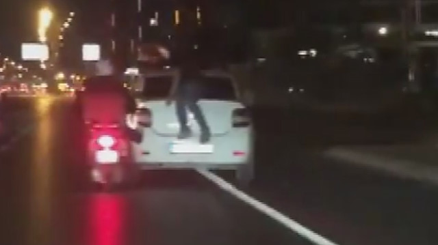 E-5'te şaşırtan görüntü: Bir kişi motosikletle otomobili iterken diğeri bagaj kapağına oturdu