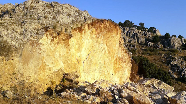Güvercinli Kaya olarak tanınan kaya kütlesi dinamit kullanılarak patlatıldı. 