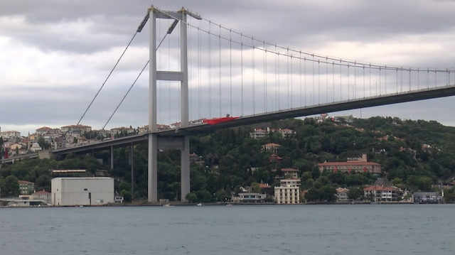 15 Temmuz direnişinin yıl dönümü nedeniyle köprüye dev Türk bayrağı asıldı.