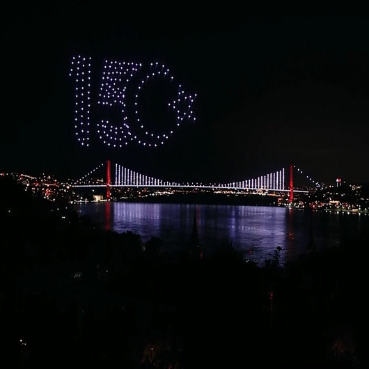 Türkiye’de ilk kez gerçekleşti: 200 İHA ile 15 Temmuz temalı ışık gösterisi görsel şölen sundu