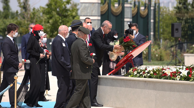 ​Cumhurbaşkanı Erdoğan, 15 Temmuz Şehitler Anıtı'na çelenk bıraktı. 