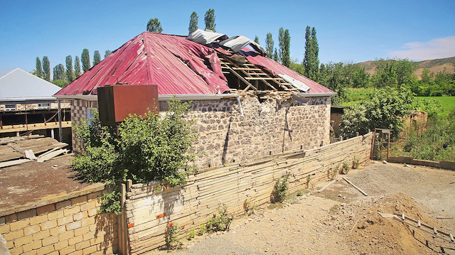 Bölgeye giden Anadolu Ajansı muhabirleri, Tovuz’a bağlı Dondar Kuşçu köyünde tahrip olan evleri görüntüledi.