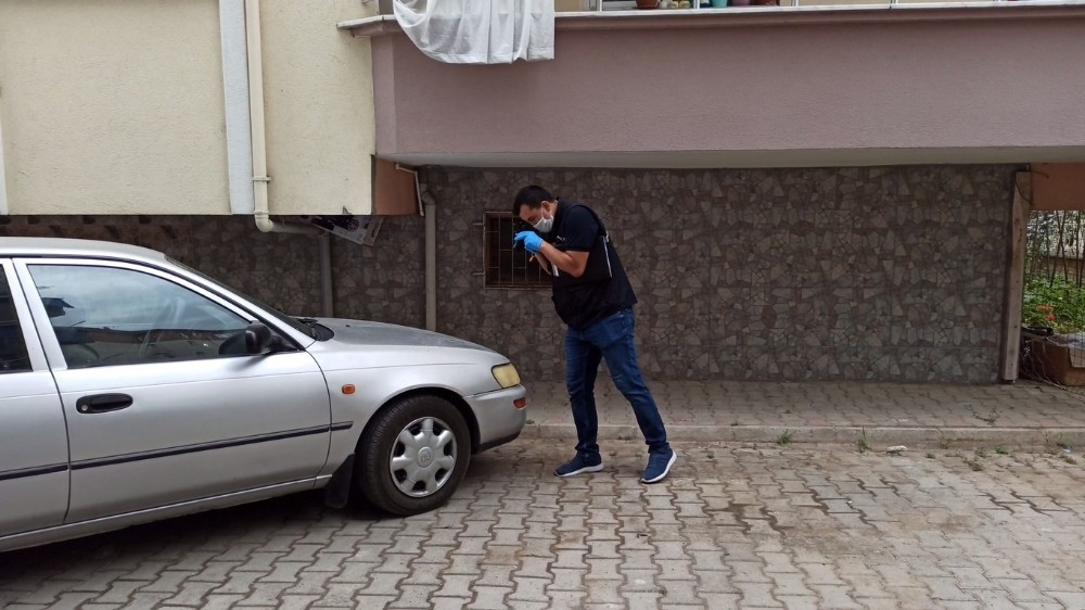 Balkondan düşen çocuk park halindeki araca çarparak yere düştü.