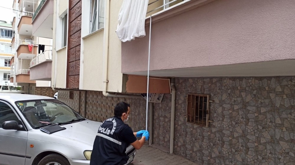 Balkonda oyun oynayan 3 yaşındaki çocuk aşağı düştü.