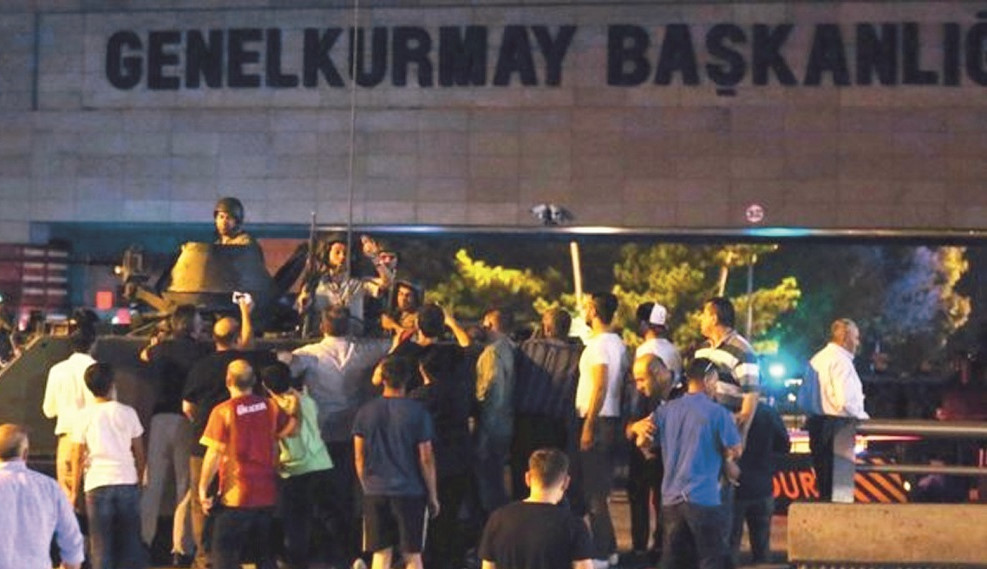 Genelkurmay Başkanlığında silah sesleri duyulması üzerine binlerce vatandaş Genelkurmay önüne akın etti.