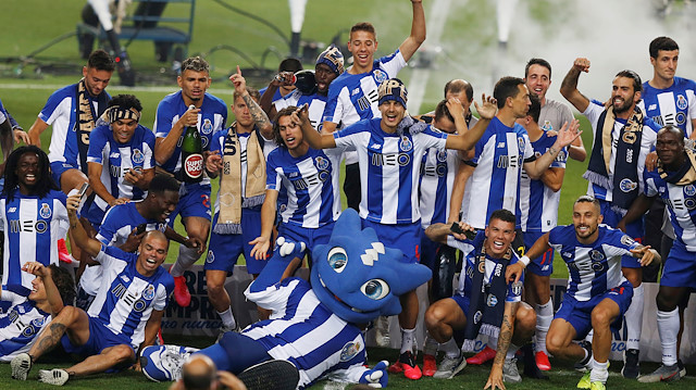 Portolu futbolcular maçın ardından şampiyonluğu kutladı.