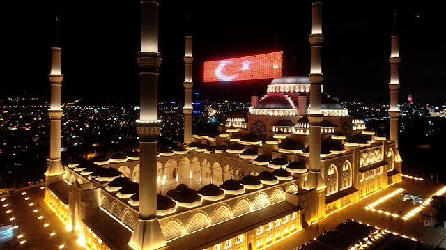 Bu gece cami ve minarelerin ışıkları sabah namazına kadar açık tutulacak.