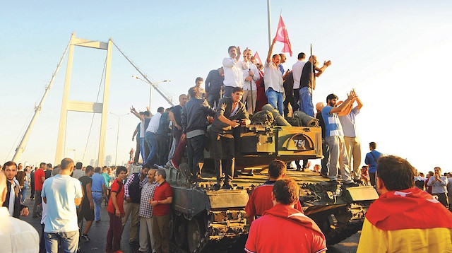 Meydanlarda darbeye karşı direnen millet, yıllar önce Çanakkale Savaşı’ndaki “Çanakkale Geçilmez” sözünü bir kez daha tüm dünyaya gösterdi.