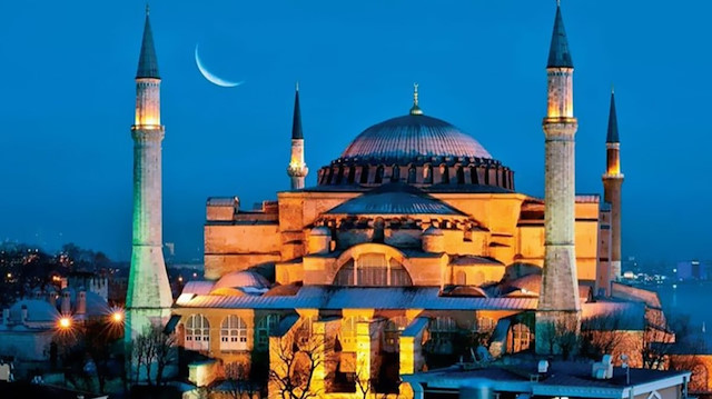 Ayasofya kararından duyulan memnuniyet dolayısıyla ülkede koronavirüs tedbirleri kapsamında kapalı olan camilerde sela okundu.