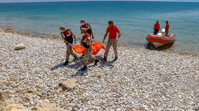 Van Gölü'nde teknenin batması sonucu kaybolan 2 kişinin daha cesedi bulundu.