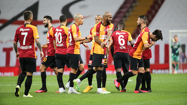 Galatasaraylı oyuncuların Saracchi'nin golü sonrası yaşadıkları sevinç