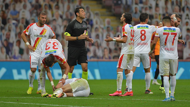 Galatasaray-Göztepe maçını Koray Gençerler yönetti.