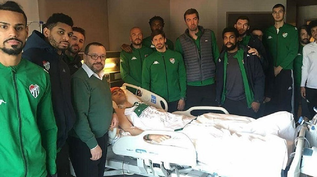 Yeşil-beyazlılar Kadir Buğra'yı hastanede ziyaret etmişti.