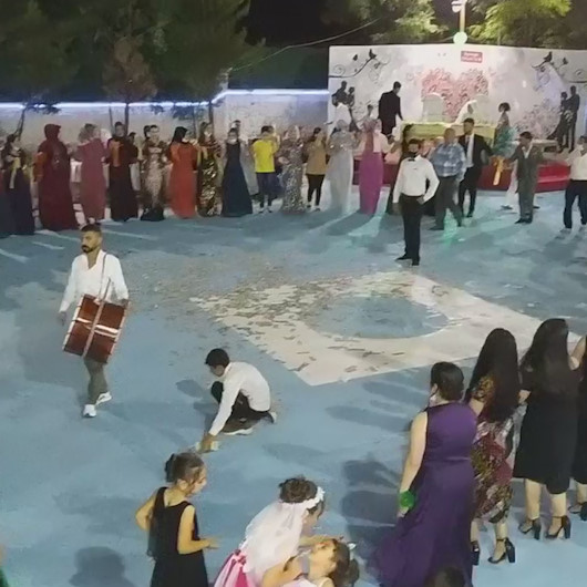 Diyarbakırda uyarılara rağmen düğünde 70 kişi kol kola halay çekti