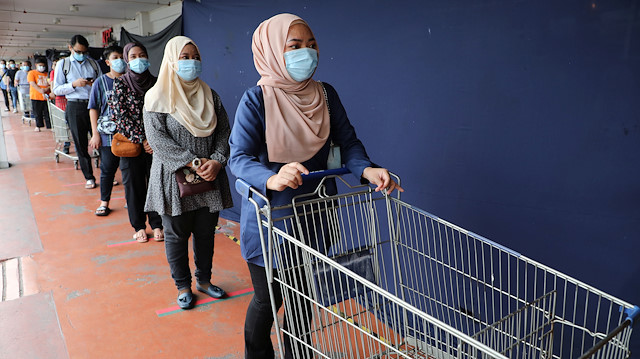 Shoppers wearing protective face masks wait in a line to enter a supermarket, amid the coronavirus disease (COVID-19) outbreak in Kuala Lumpur, Malaysia May 28, 2020. REUTERS/ Lim Huey Teng

