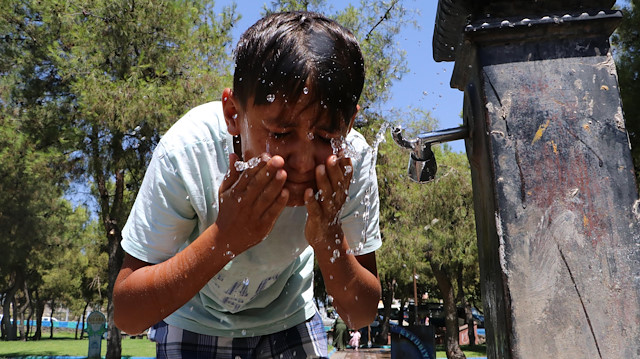 Sıcak havadan etkilenen çocuklar ise parklarda bulunan çeşmelerde başlarını sık sık yıkayarak serinlemeye çalıştı. 