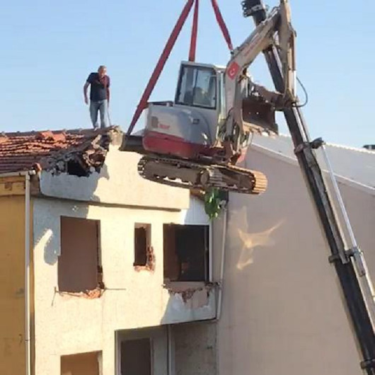 Arnavutköyde vince bağlı iş makinasıyla tehlikeli yıkım kamerada